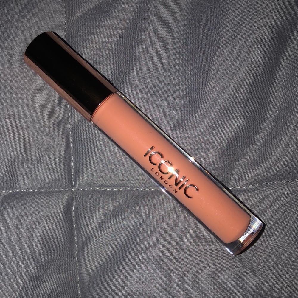 Iconic Lip Plumping Lip Gloss in Lovestruck